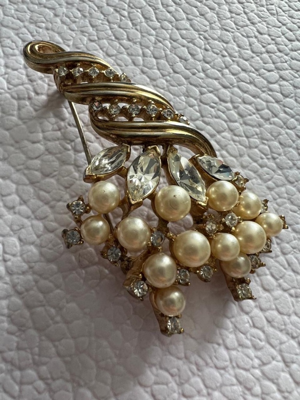Vintage Trifari Alfred Philippe 1952 Pat. Pend. Faux Pearl Rhinestone Pin Brooch - Picture 5 of 9